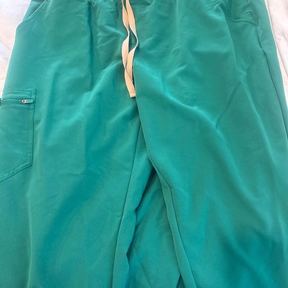 Scrubs - Picture 3 of 6